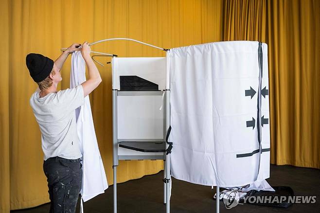 레이캬비크 시청에 설치 중인 기표소 [AFP=연합뉴스. 재판매 및 DB 금지]