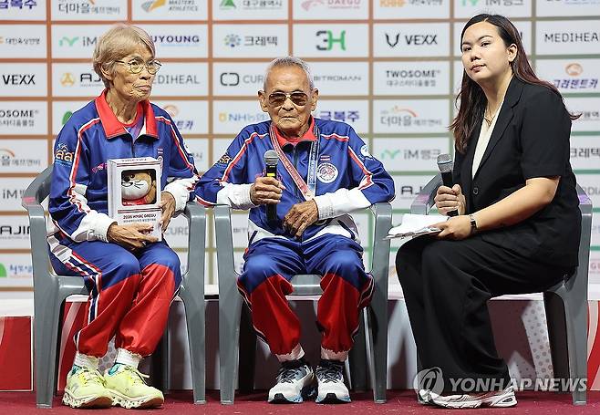 인터뷰하는 106세 사왕 잔프람 (대구=연합뉴스) 윤관식 기자 = 2026 대구세계마스터즈육상경기대회 최고령 참가자인 106세 태국인 사왕 잔프람(Sawang Janpram, 가운데) 씨가 29일 대구스타디움 광장에 마련된 시상식장에서 창던지기 부문 금메달을 목에 걸고 인터뷰하고 있다. 2026.8.29 psik@yna.co.kr