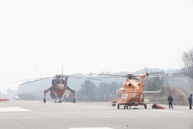48년 묵은 울진 죽변 비상활주로 이전사업이 본격화한 가운데 울진군이 정부와 한국수력원자력에 사업비 분담 구조를 다시 논의하자며 공식 문제 제기에 나섰다. 비상활주로에 착륙한 산불진화용 소방헬기. /경북매일DB