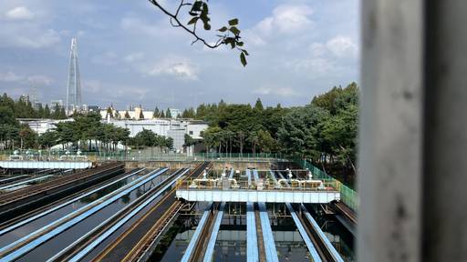 서울 강남구 탄천물재생센터의 하수처리시설 뒤로 송파구 롯데월드타워가 보인다. 서울시는 센터를 이전·지하화하고 해당 부지에 최대 1만3000가구의 청년주택과 첨단산업시설을 조성하는 방안을 제안했다./성채리 수습기자