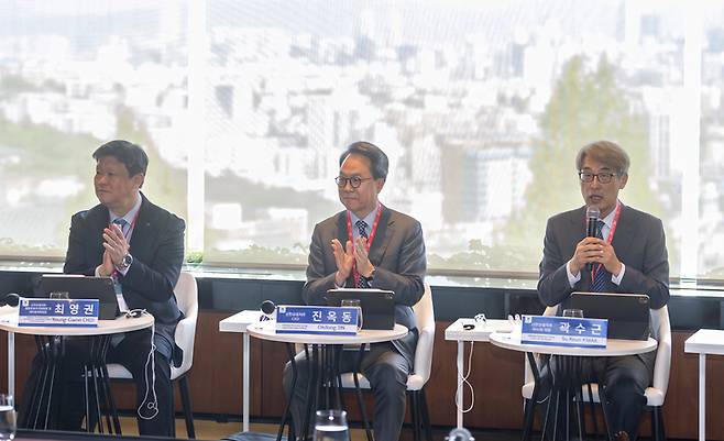 ▲신한금융 '이사회 라운드테이블' 미팅에서 (왼쪽부터)최영권 이사, 진옥동 신한금융지주 회장, 곽수근 신한금융지주 이사회 의장이 투자자들과 소통하고 있다.