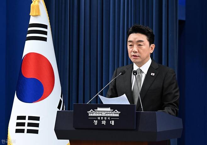 강훈식 비서실장이 30일 청와대에서 인사 관련 브리핑을 하고 있다. 왕태석 선임기자