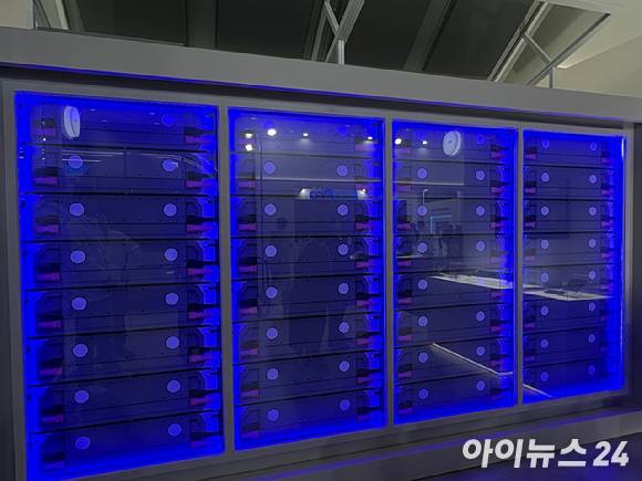 SK온 인터배터리 2026 전시관 내 ESS 제품 [사진=권서아 기자]