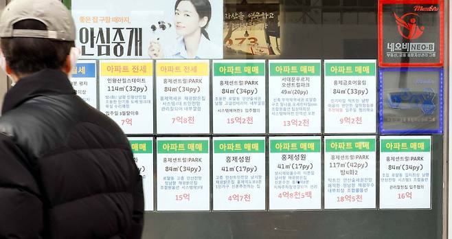 서울 서대문구 한 부동산 중개업소에 전세 물건 구하는 안내문이 붙어 있다. [김재훈 기자]