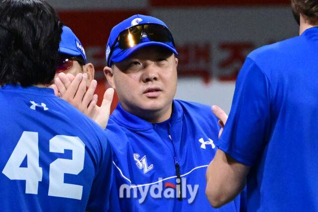 26일 서울 고척스카이돔에서 열린 '2026 신한 SOL KBO리그' 삼성 라이온즈와 키움 히어로즈 경기. 삼성이 촤형우와 김영웅의 만루홈런을 앞세워 12-2로 키움에 승리했다. 선수들과 기뻐하는 삼성 박진만 감독./마이데일리