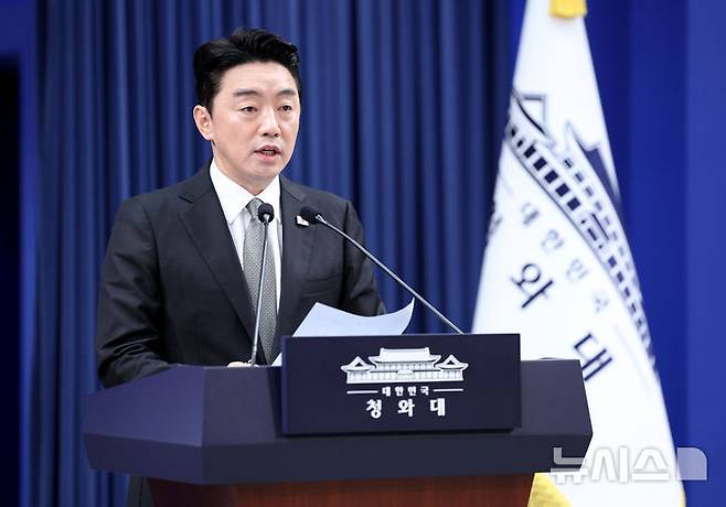 [서울=뉴시스] 김진아 기자= 강훈식 비서실장이 30일 청와대에서 인사 관련 브리핑을 하고 있다. 2026.08.30. bluesoda@newsis.com