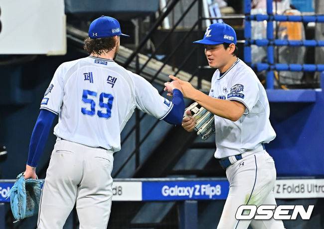 [OSEN=대구, 이석우 기자] 29일 대구삼성라이온즈파크에서 2026 신한 SOL KBO 리그 삼성 라이온즈와 KT 위즈의 경기가 열렸다. 홈팀 삼성은 페덱이, 방문팀 KT는 로건이 선발 출전했다. 삼성 라이온즈 선발 투수 페덱이 5회초 수비를 무실점으로 마치고 KT 위즈 최원준의 파울 타구를 잡은 구자욱과 하이파이브를 하고 있다. 2026.08.29 / foto0307@osen.co.kr