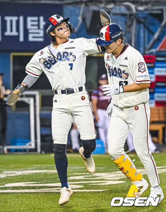 [OSEN=잠실, 민경훈 기자] 29일 서울 잠실야구장에서 ‘2026 신한 SOL Bank KBO리그’ 두산 베어스와 키움 히어로즈의 경기가 열렸다.이날 경기에서 두산은 곽빈, 키움은 안우진을 선발로 내세운다.5회말 2사 주자 1루 두산 안재석이 우중월 투런 홈런을 때린 후 홈을 밟으며 박찬호에게 축하를 받고 있다. 2026.08.29 / rumi@osen.co.kr