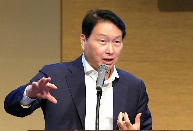 최태원 대한상공회의소 의장이 30일 일본 미야기현 센다이 웨스틴호텔에서 열린 ‘한일 저출산 대응 교류위원회 1차 회의 겸 저출산 대응 심포지엄’에서 개회사를 하고 있다. 2026.8.30 대한상공회의소 제공