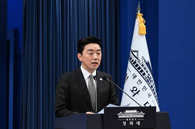 강훈식 비서실장이 30일 청와대에서 인사 관련 브리핑을 하고 있다. 권욱 기자