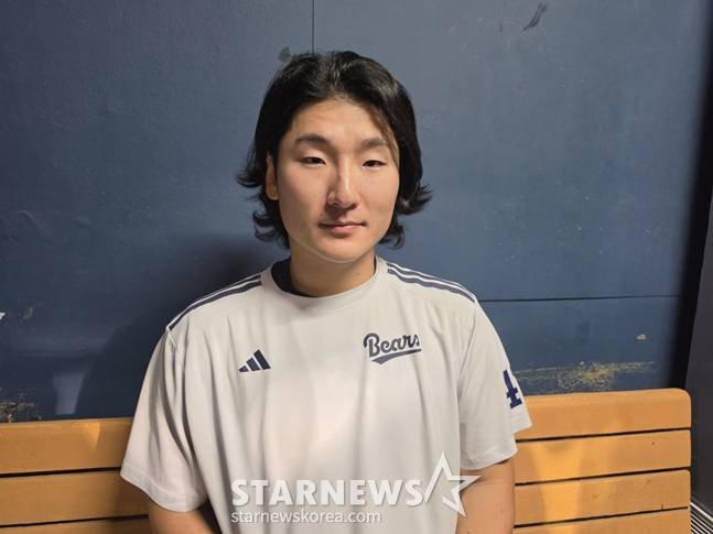 29일 키움 히어로즈전에서 승리 투수가 된 곽빈이 인터뷰를 를하고 있는 모습. /사진=박수진 기자