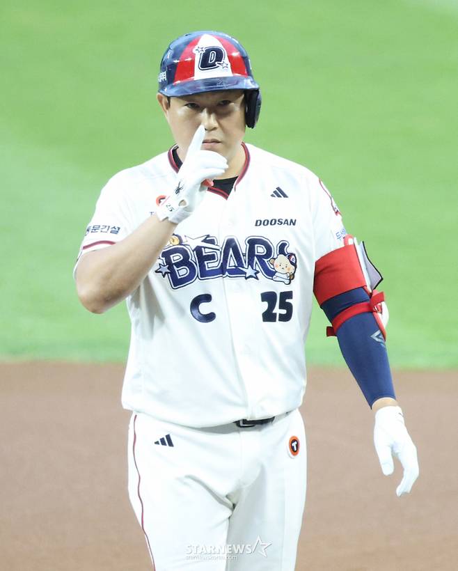 2026 신한 SOL KBO리그 두산 베어스 대 키움 히어로즈 경기가 30일 서울 잠실야구장에서 열렸다.  두산 양의지가 1회말 무사 2,3루에서 2타점 적시타를 날리고 출루한 후 세리머니를 하고 있다. /사진=김진경 kim.jinkyung@