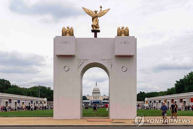트럼프가 추진하는 워싱턴 개선문 모형 [AP=연합뉴스. 재판매 및 DB 금지]