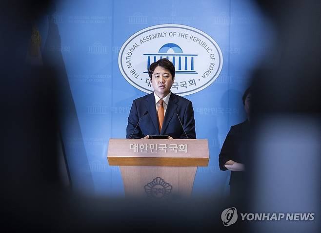 개혁신당 이준석 의원 대표 사퇴 (서울=연합뉴스) 황광모 기자 = 개혁신당 대표인 이준석 의원이 26일 국회 소통관에서 열린 기자회견에서 대표직 사퇴를 발표하고 있다. 2026.8.26 hkmpooh@yna.co.kr