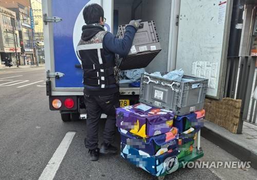 수레에 택배를 담는 모습 서울 성동구 금호동에 위치한 한 아파트 단지에서 택배기사가 수레에 택배를 옮기고 있다. [촬영 이승연]