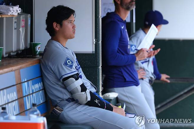 더그아웃에 앉아있는 오타니 쇼헤이 [AFP=연합뉴스]