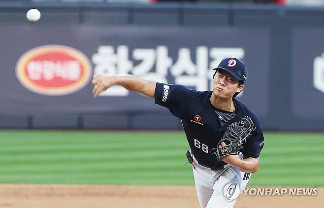 역투하는 두산 선발투수 최민석 (수원=연합뉴스) 홍기원 기자 = 25일 경기도 수원케이티위즈파크에서 열린 2026 KBO리그 프로야구 두산 베어스와 kt wiz의 경기. 1회말 두산 선발투수 최민석이 역투하고 있다. 2026.8.25 xanadu@yna.co.kr