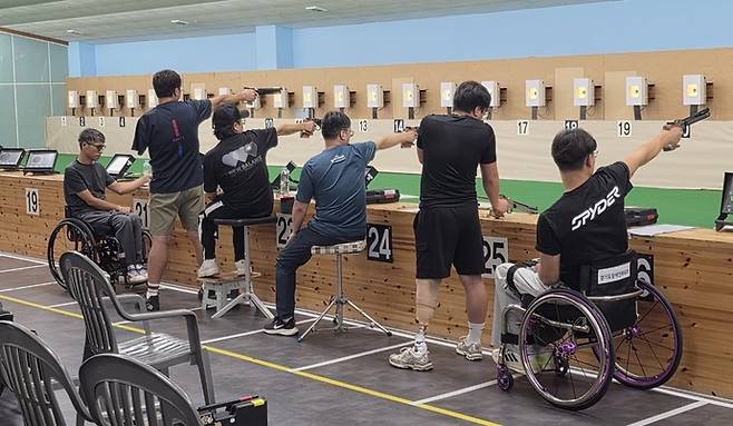 31일 광주전남 나주 전라남도국제사격장서 열린 제19회 대통령경호처장기 전국사격대회 남자 장애인 SH1부 10m 공기권총 개인전 경기가 진행되고 있다. 사진=경기도장애인체육회