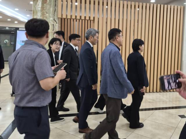 31일 오후 포항시 남구 포항성모병원 장례식장에 서영교 국회 법제사법위원장이 조희대 대법원장 부친상 조문을 위해 들어서고 있다. 배형욱 기자
