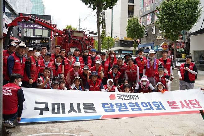 ▲ 강명구 국회의원과 구미시을 당원협의회 시·도의원, 당원 및 당직자들이 집중호우로 큰 피해를 입은 경남 거제에서 수해복구 봉사활동을 마친 뒤 기념촬영을 하고 있다. 강명구 의원실 제공