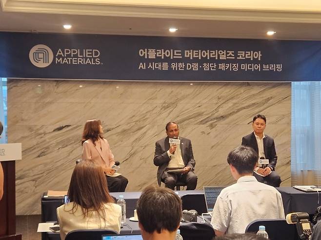 왼쪽부터 무큰드 스리니바산 어플라이드 머티리얼즈 그룹 부사장, 박광선 어플라이드 머터리얼즈 코리아 대표. /사진=머니투데이방송(MTN)