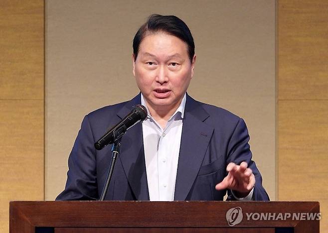 최태원 대한상공회의소 회장은 31일 일본 센다이 웨스틴호텔에서 열린 '제15회 한일상공회의소 회장단 회의'에서 개회사를 하고 있다. 사진=연합뉴스