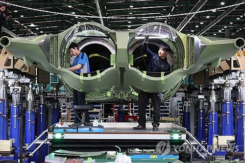 KF-21 양산기 제작 현장 공개(서울=연합뉴스) 지난 13일 경남 사천시 한국항공우주산업(KAI)에서 직원들이 우리 공군 초도 인도 전력인 국산 초음속 전투기 KF-21 양산기들을 제작하고 있다. 2026.5.14 [사진공동취재단] photo@yna.co.kr