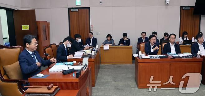박형수 국민의힘 의원이 31일 오전 서울 여의도 국회에서 열린 법제사법위원회 법안심사제1소위원회에서 발언을 하고 있다. 이날 회의에서 박 의원은 법무부 장관 후보자로 지명된 김승원 법사위 소위원장의 회의 진행이 적절하지 않다고 지적했다. 2026.8.31 ⓒ 뉴스1 황기선 기자