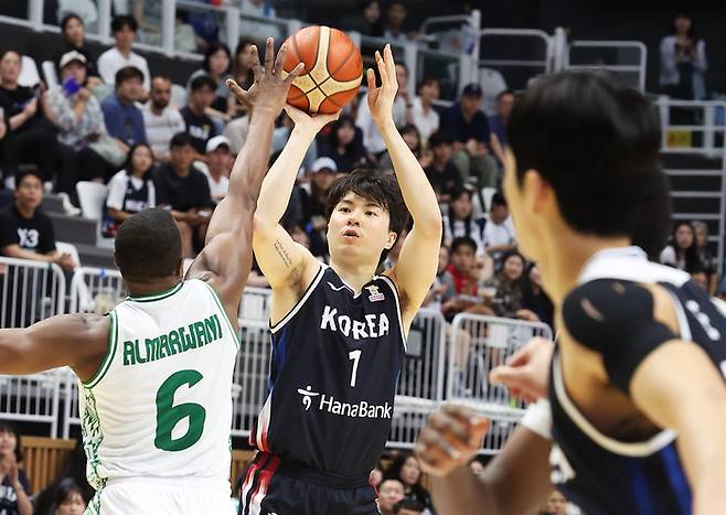31일 경기도 수원시 KT소닉붐아레나에서 열린 국제농구연맹(FIBA) 월드컵 남자 아시아 예선 2라운드 한국과 사우디아라비아의 경기. 한국 이현중이 슛하고 있다. 사진 | 수원=연합뉴스