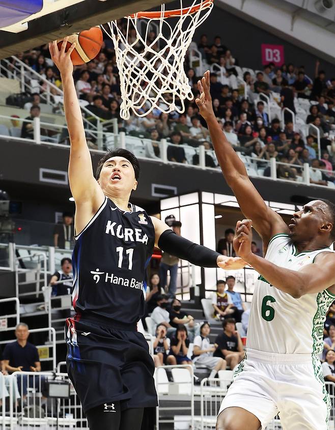 31일 경기도 수원시 KT소닉붐아레나에서 열린 국제농구연맹(FIBA) 월드컵 남자 아시아 예선 2라운드 한국과 사우디아라비아의 경기. 한국 이우석이 슛하고 있다. 사진 | 수원=연합뉴스