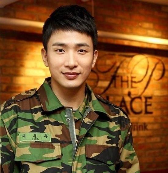 배우 고 이용주가 향년 44세로 갑작스럽게 세상을 떠났다. tvN 드라마 '푸른거탑' 동료 배우들의 추모가 이어지고 있습다. 김재우를 비롯해 백봉기, 정진욱, 김호창, 송영재, 윤진영 등 동료 배우들은 SNS를 통해 고인을 추억하며 애도의 뜻을 전했다. /tvN