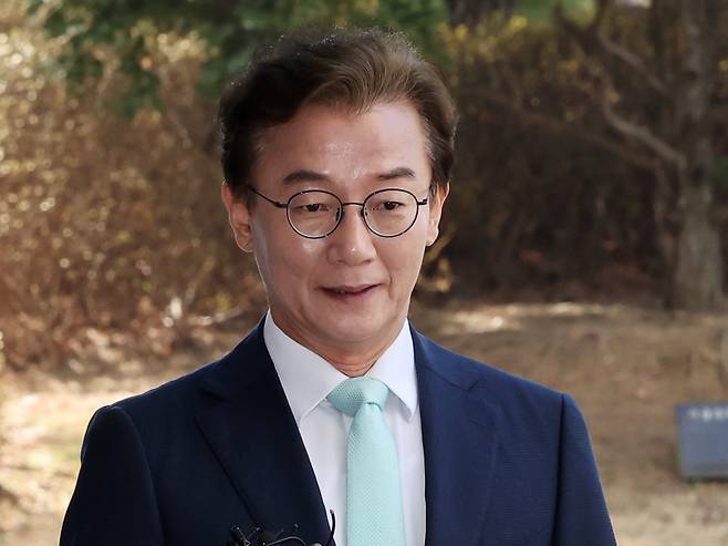 '통일교의 정교유착 비리 의혹'을 받고 있는 전재수 더불어민주당 의원이 지난 3월 19일 오전 서울 서초구 검·경 합동수사본부에 피의자 신분으로 출석하고 있다. 전 의원은 민주당 부산 지역구 의원이던 지난 2018년 통일교 측으로부터 현금 2000만 원과 1000만 원 상당의 명품 시계를 받았다는 혐의를 받는다. /뉴스1