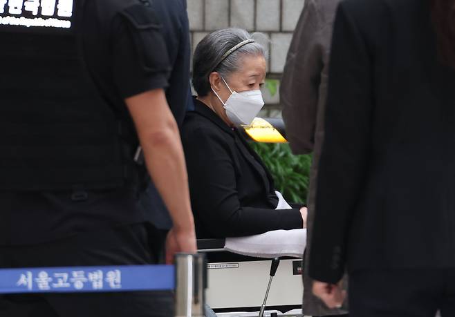 한학자 통일교 총재가 지난 7월 10일 서울 서초구 서울중앙지방법원에서 열린 정치자금법 위반 등 혐의 결심 공판에 출석하고 있다./뉴스1