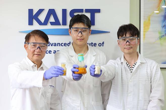 차세대 단백질원인 ‘미생물 식품’의 성공적인 산업화 조건을 제시한 KAIST 공동연구진. 왼쪽부터 이상엽 카이스트(KAIST) 생명화학공학과 특훈교수, 정석영 박사과정생, 최솔 실리코바이오 대표. 카이스트 제공.