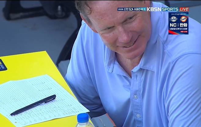 지난 30일 대전 한화생명볼파크를 찾은 MLB 스카우트가 김주원의 홈런에 활짝 웃고 있다. 사진=티빙, KBS N SPORTS 제공