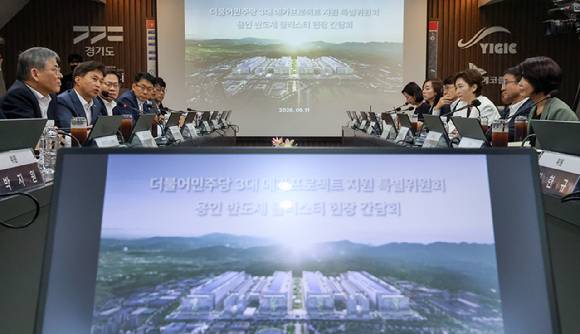 곽노정 SK하이닉스 대표이사가 11일 오후 경기 용인 일반산단 및 국가산단에서 열린 더불어민주당 3대 메가프로젝트 지원 특별위원회 현장 간담회에서 인사말을 하고 있다. [사진=국회사진기자단]