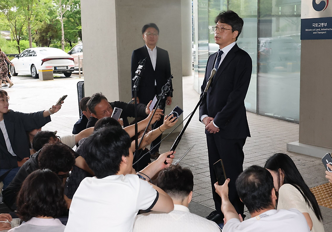 홍지선 국토교통부 장관 후보자가 31일 세종시 정부세종청사로 출근하며 취재진 질문에 답하고 있다. 연합뉴스