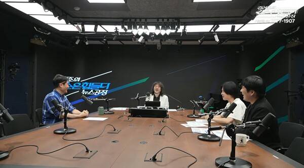 ▲김어준씨가 2026년 8월31일 김어준 겸손은힘들다 뉴스공장에서 같은 시간대에 방송하는 민주당TV를 두고 반갑기는 하다고 입장을 밝히고 있다. 사진=김어준 뉴스공장 영상 갈무리