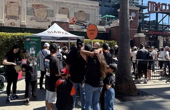 CJ제일제당이 최근 미국 샌프란시스코 자이언츠와 애리조나 다이아몬드백스의 경기가 펼쳐진 오라클파크에서 비비고 김 샘플링을 하는 모습. [CJ제일제당]