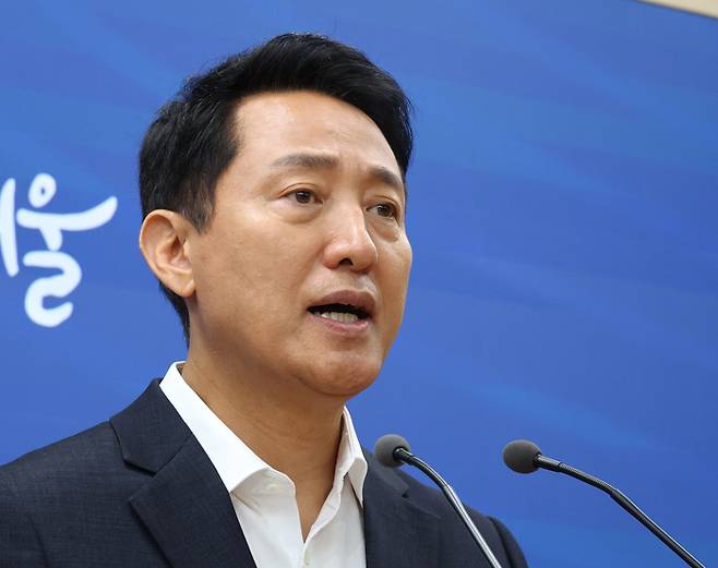 오세훈 서울시장이 지난 26일 김윤덕 국토교통부 장관과 주택 공급 방안 관련 면담 후 서울시청 브리핑실에서 면담내용을 브리핑하고 있다. [연합뉴스]