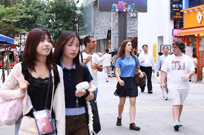 서울 명동거리를 찾은 외국인 관광객들 [연합뉴스 제공]