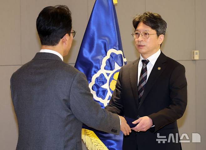 [세종=뉴시스] 홍지선 국토교통부 장관 후보자가 지난 2월13일 세종시 정부세종청사에서 김민석 전 국무총리에게 국토부 제2차관 임명장을 받는 모습. (사진=뉴시스 DB) 2026.08.31. photo@newsis.com