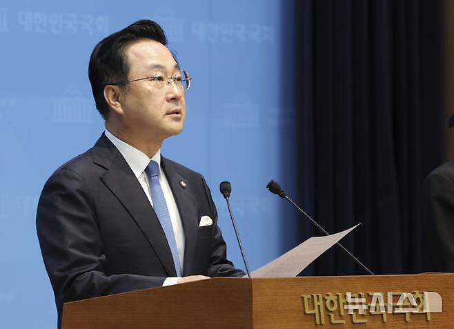 [서울=뉴시스] 김근수 기자 = 박성준 더불어민주당 수석대변인이 27일 오전 서울 여의도 국회 소통관에서 박근혜 전 대통령의 국민의힘 연찬회 참석 관련 기자회견을 하고 있다. 2026.08.27. ks@newsis.com