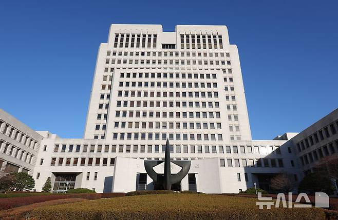 [서울=뉴시스] 대법원이 예산집행지침과 달리 대법관과 법원행정처장에게 4년간 총 13억원에 달하는 격려금을 현금으로 정기 지급해온 것으로 감사원 감사 결과 드러났다. 대법원은 지적을 존중해 개선책을 마련했다고 밝혔다. (사진=뉴시스DB). 2026.08.31. photo@newsis.com