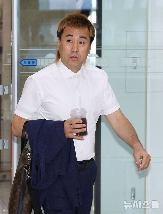 [서울=뉴시스] 고범준 기자 = 김병지 대한축구협회 부회장이 30일 서울 여의도 국회에서 열린 문화체육관광위원회 전체회의 대한축구협회에 대한 청문회에 출석하기 위해 본관으로 들어서고 있다. 2026.07.30. bjko@newsis.com
