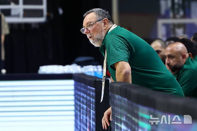 [수원=뉴시스] 황준선 기자 = 31일 경기 수원시 KT 소닉붐 아레나에서 열린 2027 국제농구연맹(FIBA) 월드컵 아시아 예선 대한민국과 사우디아라비아의 경기, 사우디아라비아 리카르도 마피 감독이 경기를 지켜보고 있다. 2026.08.31. hwang@newsis.com