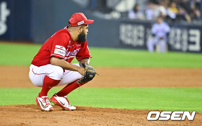 [OSEN=잠실, 박준형 기자] 16일 서울 잠실야구장에서 2026 신한 SOL KBO리그 LG 트윈스와 SSG 랜더스의 경기가 열렸다.이날 LG는 카라스코를, SSG는 아빌라를 선발로 내세웠다.7회말 함지웅 구심의 부상때 SSG 선발투수 아빌라가 마운드에 주저앉아 경기 시작을 기다리고 있다, 2026.08.16 / soul1014@osen.co.kr