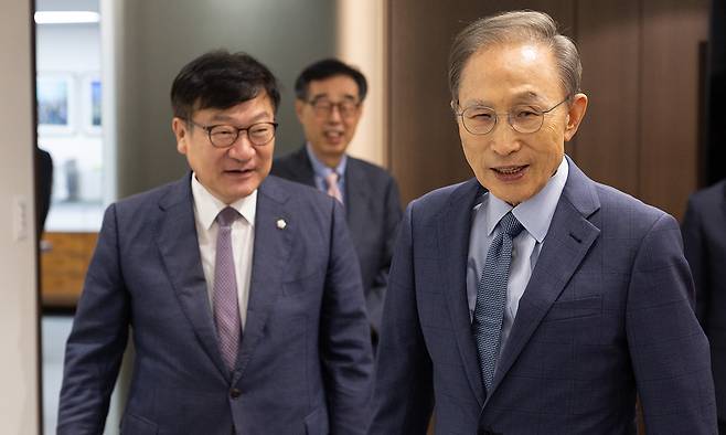 국민의힘 정점식 원내대표가 31일 서울 서초구 이명박 전 대통령 사무실을 방문해 이 전 대통령과 함께 이동하고 있다. 국회사진기자단