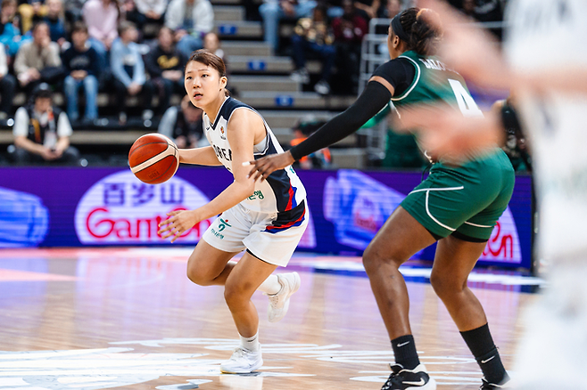 박지현이 지난 3월 여자농구 월드컵 최종예선 나이지리아전에서 드리블 돌파를 하고 있다. FIBA 홈페이지