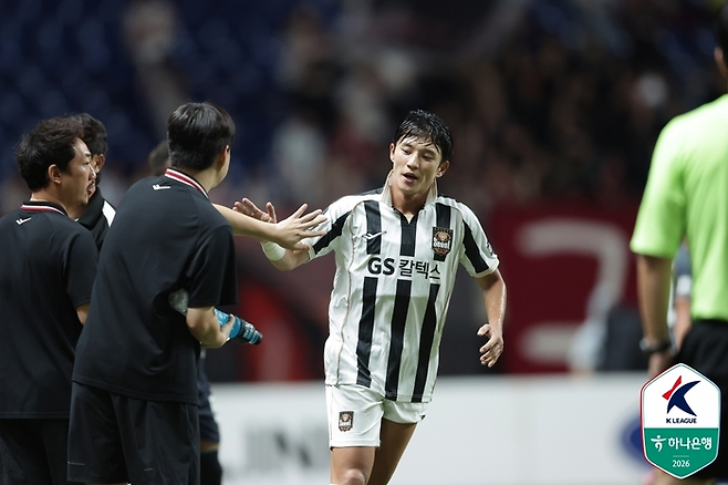 FC서울 정승원이 30일 광주FC전에서 골을 넣은 뒤 스태프와 하이파이브를 나누고 있다. 프로축구연맹 제공